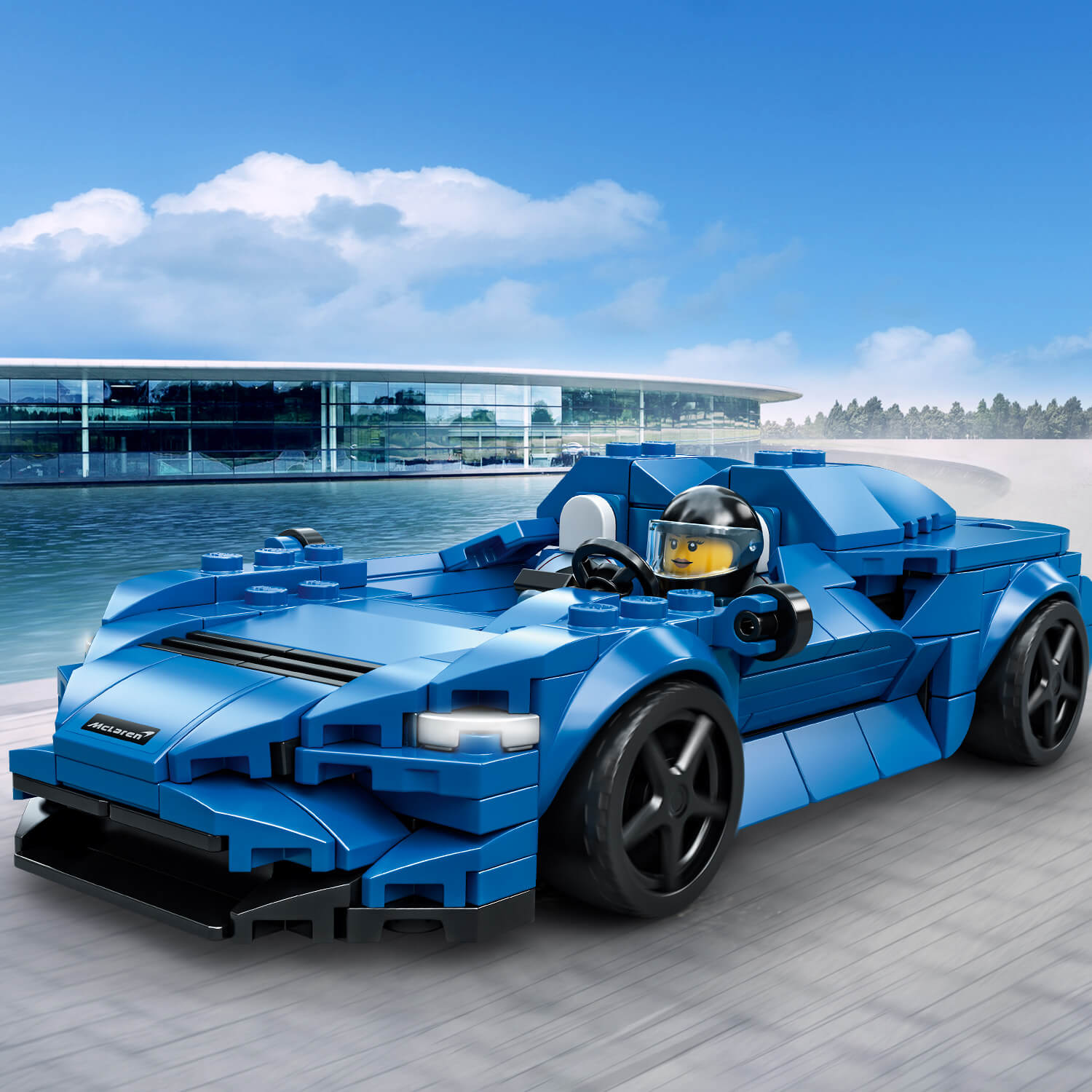 Obsahuje minifigurku jezdce McLaren